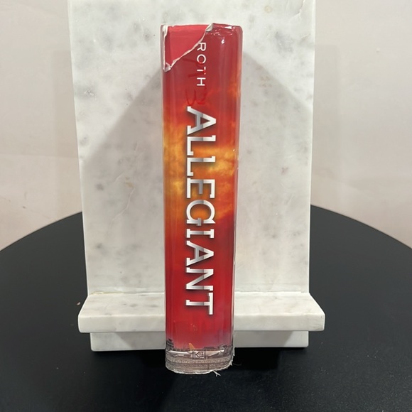 Hardcover Allegiant by Veronica Roth - Picture 3 of 3